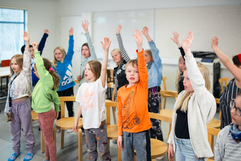 Lapset venyttelevät luokassa